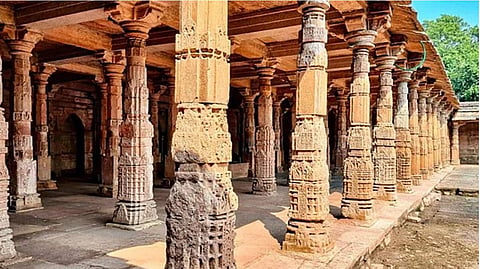 இஸ்லாமியர்கள் தொழுகை நடத்தி வந்த மசூதியை இந்து கோவிலாக அறிவித்த நீதிபதிகள்