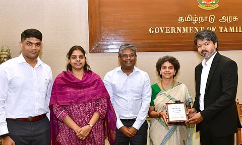தமிழ்நாடு முன்மாதிரி மாநிலம்.. 2025 இல் பெற்ற விருதை முதல்வர் விஜயிடம் காண்பித்த அதிகாரிகள்!