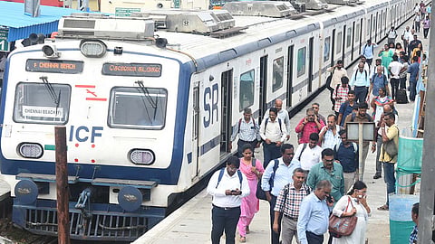 சுட்டெரிக்கும் கோடை வெயில் எதிரொலி: கடற்கரை-செங்கல்பட்டு ஏ.சி. ரெயிலில் அலைமோதும் பயணிகள் கூட்டம்