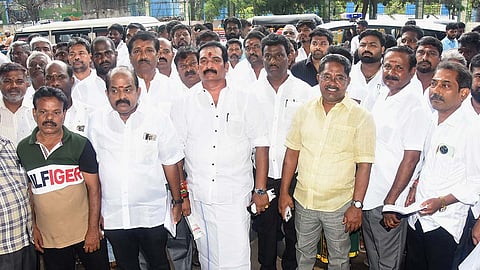 மதுக்கடைகளை திடீரென மூடுவதற்கு கடும் எதிர்ப்பு: 3 ஆயிரம் பார்களை மூடி உரிமையாளர்கள், ஊழியர்கள் சென்னையில் போராட்டம்