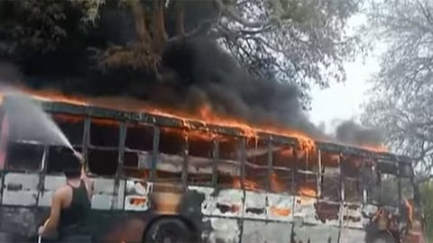 ஆற்காடு அருகே பரபரப்பு - திடீரென தீப்பிடித்த பயணிகள் பேருந்து