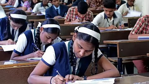 ஜூலை 1 முதல் பள்ளிகளில் மும்மொழி கட்டாயம்: சிபிஎஸ்இ
