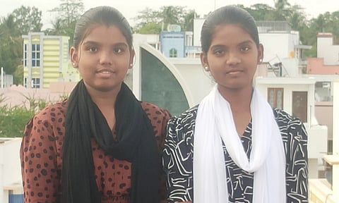 10ம் வகுப்பு பொதுத்தேர்வில் ஒரே மதிப்பெண் பெற்ற இரட்டைச் சகோதரிகள்!