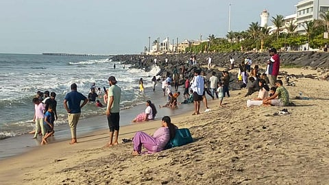 சூரிய உதயத்தை காண புதுவை கடற்கரையில் திரண்ட சுற்றுலா பயணிகள்