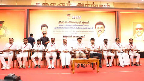 அடுத்தவர் உழைப்பில் ஒட்டுண்ணியாய்..! காங்கிரஸ்க்கு எதிராக தி.மு.க. இளைஞர் அணி மாவட்ட அமைப்பாளர் கூட்டத்தில் தீர்மானம்
