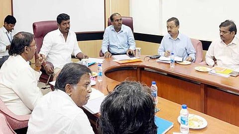 717 டாஸ்மாக் கடைகளையும் மூடுவதற்கு துரித நடவடிக்கை: அதிகாரிகளுக்கு அமைச்சர் விக்னேஷ் அறிவுறுத்தல்