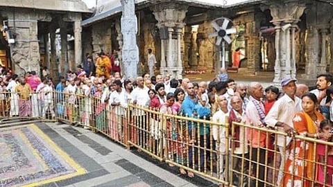 திருப்பதி கோவிலில் வரலாறு காணாத அளவு பக்தர்கள் கூட்டம்- 30 மணி நேரம் காத்திருந்து தரிசனம்