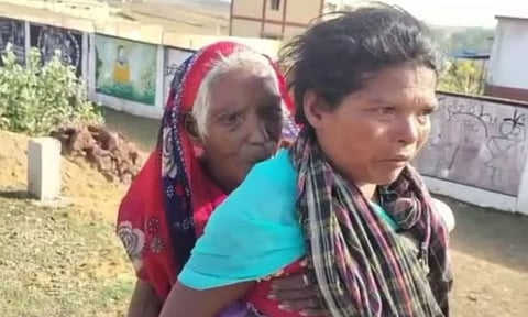 Video: ரூ.1,500 பென்ஷனை பெற 90 வயது மாமியாரை தோளில் சுமந்து 9 கி.மீ நடக்கும் பெண்