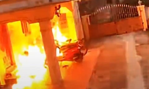 Kovai: காதலிக்க மறுத்த பெண்ணின் வீட்டில் பெட்ரோல் குண்டுவீச்சு.. கோவையில் பட்டப்பகலில் பயங்கரம்