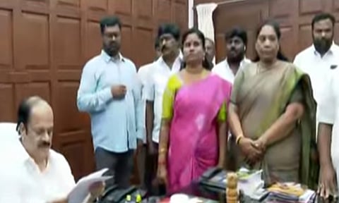 அ.தி.மு.க எம்.எல்.ஏ.-க்கள் 3 பேர் ராஜினாமா- த.வெ.க.-வில் இணைய திட்டம்?