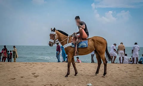 மெரினா கடற்கரையில் சிறுமியிடம் பாலியல் சீண்டல்- குதிரை ஓட்டி கைது
