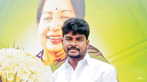 அ.தி.மு.க. பிளவுபட்டதால் நிர்வாகி தீக்குளித்து பலி- நேரில் சென்று அஞ்சலி செலுத்திய எடப்பாடி பழனிசாமி