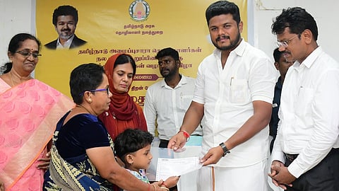 நலத்திட்ட உதவிகள் வழங்கிய அமைச்சர்