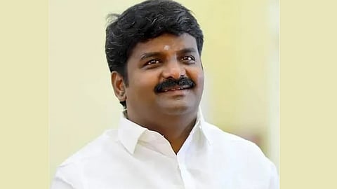 புதுக்கோட்டை அதிமுக அலுவலக விவகாரம் - சாவியை ஒப்படைத்த விஜயபாஸ்கர்