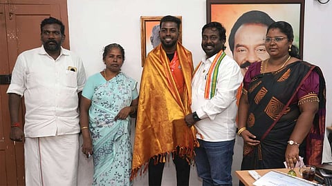 டேக்வாண்டோ போட்டியில் தங்கம் வென்ற வீரர் விஜய் வசந்த் எம்.பி.யிடம் வாழ்த்து பெற்றார்