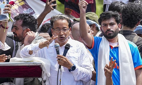 அமைச்சர்கள், அரசு அதிகாரிகளின் பிள்ளைகள் அரசுப் பள்ளிகளில் தான் படிக்க வேண்டும் என சட்டம் இயற்ற வேண்டும் - சோனம் வாங்சுக்