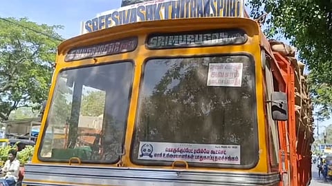 விபத்தை ஏற்படுத்திய லாரி.