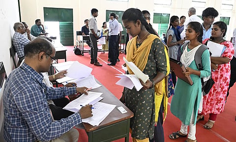 தமிழகம் முழுவதும் உள்ள அரசு கலை கல்லூரிகளில் விறுவிறுப்பாக நடந்து வரும் கலந்தாய்வு