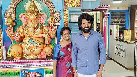 பழனி கோவிலில் நடிகர் சிவகார்த்திகேயன் மனைவியுடன் சாமி தரிசனம்