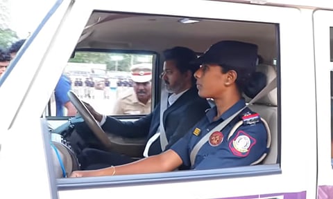 சிங்கப்பெண் அதிரடிப்படை திட்டத்தைத் தொடங்கி வைத்து, ஸ்டைலாக ரோந்து வாகனத்தை ஓட்டிய முதலமைச்சர் விஜய்!
