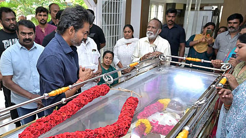 மறைந்த பாரதிராஜாவின் உடலுக்கு முதலமைச்சர் விஜய் நேரில் அஞ்சலி