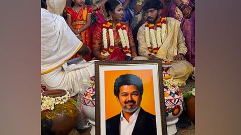 தமிழக முதல்-அமைச்சர் விஜய் படம் முன்பு மணமகளுக்கு தாலி கட்டிய மாப்பிள்ளை