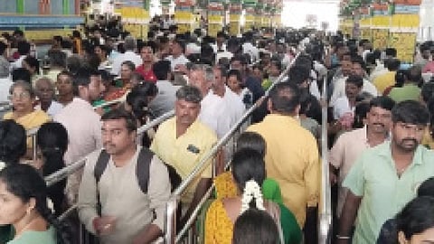 தரிசனத்துக்காக பக்தர்கள் நீண்டவரிசையில் காத்து நின்ற காட்சி