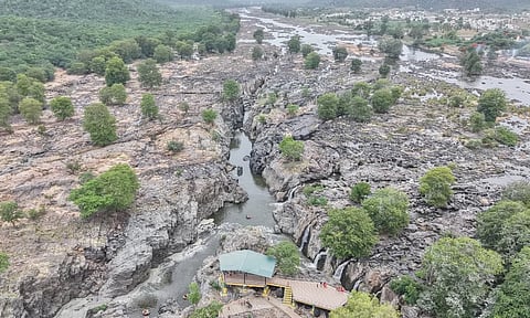 கர்நாடக அணைகளில் இருந்து நீர் திறப்பு நிறுத்தம்- பாறைகளாக காட்சியளிக்கும் ஒகேனக்கல் காவிரி ஆறு