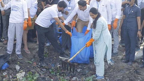 Delhi CM urges clean yamuna