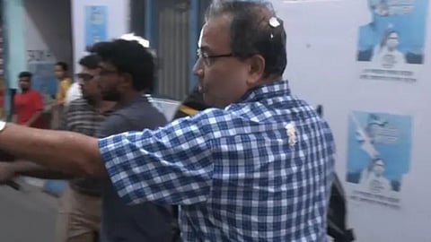 மம்தா வீட்டின் வெளியே திரிணாமுல் காங்கிரஸ் மூத்த தலைவர் மீது முட்டைகள் வீச்சு - வீடியோ வைரல்