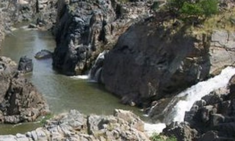 ஒகேனக்கல் காவிரி ஆற்றில் நீர்வரத்து குறைந்தது