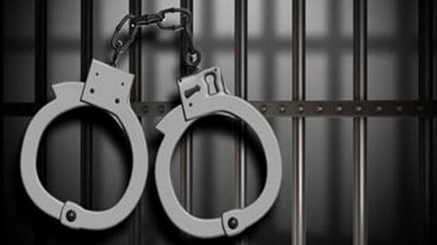 கங்கை ஆற்றில் படகில் சிக்கன் சமைத்து பீர் அருந்திய 5 பேர் கைது