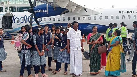 தூத்துக்குடியில் விமானத்துக்கு அருகில் மகிழ்ச்சி பெருக்குடன் நின்றுக் கொண்டிருக்கும் மாணவ-மாணவிகள்.