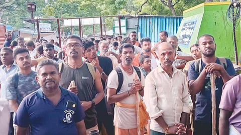 சதுரகிரியில் சனிப்பிரதோஷத்தை முன்னிட்டு குவிந்த ஆயிரக்கணக்கான பக்தர்கள்