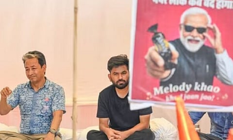 கரப்பான்பூச்சி ஜனதா கட்சி போராட்டம்: டெல்லியில் காலரவரையற்ற உண்ணாவிரதம் தொடங்கிய சோனம் வாங்சுக்
