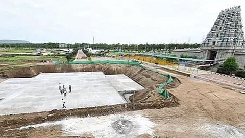கோவில் கட்டுமான பணிகள் தொடங்கப்பட்டுள்ள காட்சி.