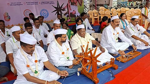 இராட்டை சத்தியாகிரகம் நிகழ்வில் பங்கேற்ற முன்னாள் முதல்-அமைச்சர் நாராயணசாமி