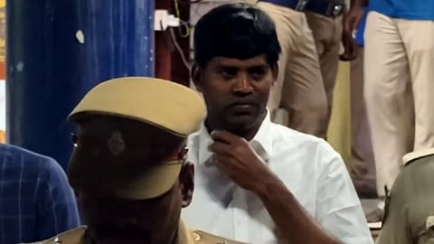 லஞ்சம் பெற்றதாக புகார்... கைது செய்யப்பட்ட முன்னாள் த.வெ.க. நிர்வாகிக்கு 15 நாள் சிறை