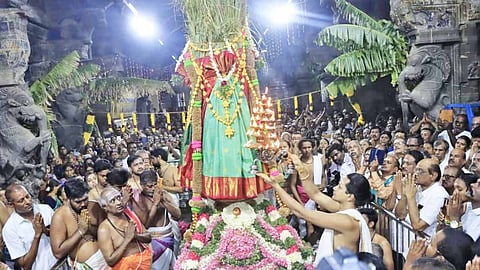 கொடிமரத்திற்கு தீபாராதனை காட்டப்பட்ட காட்சி.