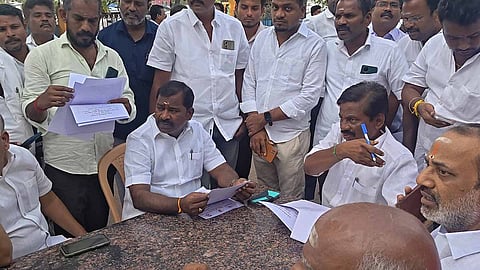 கட்சி பதவிகளை ராஜினாமா செய்வதற்காக சென்னை செல்ல திண்டிவனத்தில் திரண்டிருந்த சி.வி.சண்முகம் ஆதரவாளர்கள்.