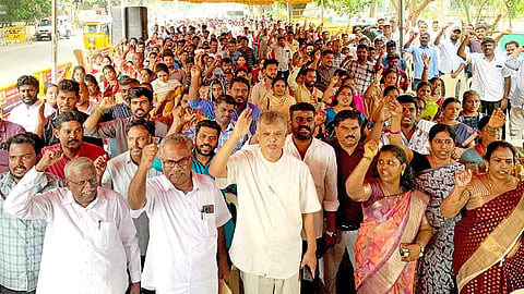சென்னை ராஜரத்தினம் மைதானத்தில் உண்ணாவிரத போராட்டத்தில் கலந்து கொண்டவர்கள்.