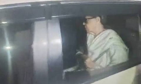 மகளை காண காவல் நிலையம் சென்ற சோனியா காந்தி!