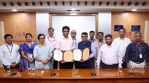 வேலூர் விஐடியில் நடைபெற்ற நிகழ்வில் மாணவர்களின் புதிய கண்டுபிடிப்புகளுக்கான தொழில் முயற்சிக்கு தின்குவேட் முதலீட்டு நிறுவனத்துடன் புரிந்துணர்வு ஒப்பந்தத்தை பரிமாறிக் கொண்ட துணை தலைவர் சேகர் விசுவநாதன்.