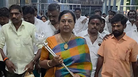 பிரேமலதா விஜயகாந்த் கையில் வெள்ளி வேலுடன் மலைக்கோவிலை வலம் வந்து வழிபட்டார்.