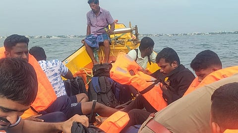பழவேற்காடு கடலில் படகில் சென்று சோதனையிடும் கடலோர காவல் படையினர்.