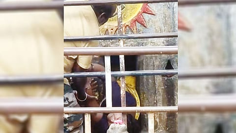 திருவண்ணாமலை இடுக்கு பிள்ளையார் கோவிலில் சிக்கிய பெண் பக்தர் மீட்பு