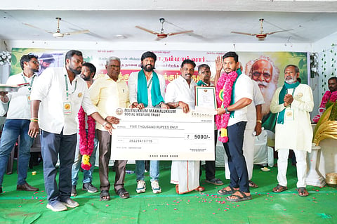 Actor Soundararaja giving cheque