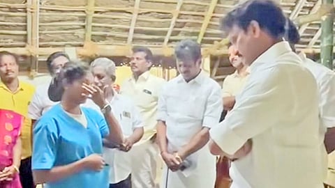 கண்ணீர் விட்டு அழுத இளம்பெண்ணுக்கு அன்பில் மகேஷ் ஆறுதல் கூறினார்.