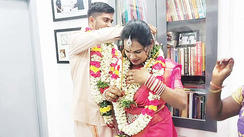 திருநங்கையை திருமணம் செய்த வாலிபர்