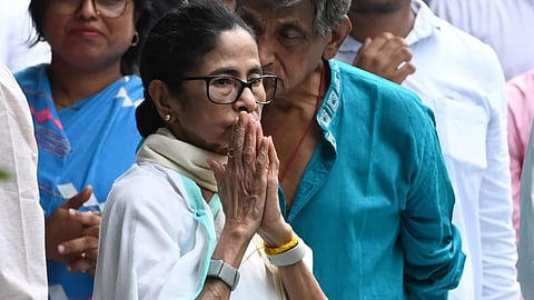 மேற்குவங்கம்: மம்தா பானர்ஜியின் மருமகள் வீட்டில் இருந்து சடலமாக மீட்பு!